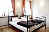 (Polski) Prywatny jasny pokój dla 2 osób z podwójnym łóżkiem typu „king size”, skórzanym zestawem wypoczynkowym, balkonem i widokiem na Stare miasto. Rozmiar 25 m2. Łazienka dzielona tylko z jednym pokojem.