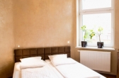 (Polski) Prywatny jasny pokój dla 2 osób z podwójnym lub dwoma pojedynczymi łóżkami i umywalką. Rozmiar 11 m2, Łazienka wpólna