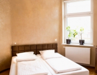 Prywatny jasny pokój dla 2 osób z podwójnym lub dwoma pojedynczymi łóżkami i umywalką. Rozmiar 11 m2, Łazienka wpólna