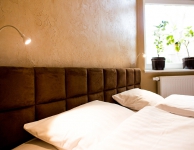La habitación privada y muy soleada para 2 personas con una cama doble y una cama individual y un lavabo. Tamaño - 11 m2. Cuarto de baño compartido.