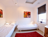 Privates helles Zimmer für 2 Personen mit Doppel- und Einzelbett, Kabelfernsehen und Waschbecken. Wohnfläche 10m2.Gemeinschaftsbad.