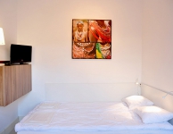 Prywatny jasny pokój dla 2 osób z podwójnym i pojedynczym łóżkiem, telewizją kablową i umywalką. Rozmiar 10 m2, Łazienka wpólna
