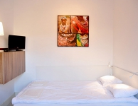 Privates helles Zimmer für 2 Personen mit Doppel- und Einzelbett, Kabelfernsehen und Waschbecken. Wohnfläche 10m2.Gemeinschaftsbad.