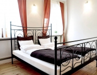 Privates Zimmer für 2 Personen mit King-Size Bett, Ledercouch, Balkon und Ausblick auf die Altstadt. Wohnfläche 25m2. Das Badezimmer ist mit einem Raum geteilt.