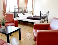 Privates Zimmer für 2 Personen mit King-Size Bett, Ledercouch, Balkon und Ausblick auf die Altstadt. Wohnfläche 25m2. Das Badezimmer ist mit einem Raum geteilt.