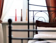 Privates Zimmer für 2 Personen mit King-Size Bett, Ledercouch, Balkon und Ausblick auf die Altstadt. Wohnfläche 25m2. Das Badezimmer ist mit einem Raum geteilt.