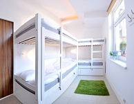 El dormitorio mixto de 4 personas con un lavabo y unos armarios cerrados para llave para cada cama. Tamaño de la habitación - 10 m2. Cuarto de baño compartido