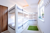 (Polski) Koedukacyjny pokój wieloosobowy dla 4 osób z umywalką i zamykanymi szafkami  dla każdego łóżka. Rozmiar 10 m2. Łazienka wpólna 