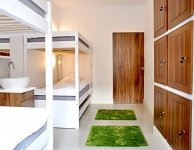 Gemischtes Mehrbettzimmer für 6 Personen mit Waschbecken und verschließbaren Schränken an jedem Bett. Wohnfläche 15m2. Gemeinschaftsbad.
