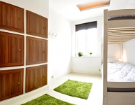 Koedukacyjny pokój wieloosobowy dla 6 osób z umywalką i zamykanymi szafkami  dla każdego łóżka. Rozmiar 15 m2. Łazienka wpólna