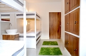(Polski) Koedukacyjny pokój wieloosobowy dla 6 osób z umywalką i zamykanymi szafkami  dla każdego łóżka. Rozmiar 15 m2. Łazienka wpólna 