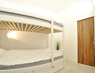 Prywatny ekonomiczny pokój dla 2 osób z łóżkiem piętrowym oraz klimatyzacją. Pokój bez okna, światło dzienne wpada przez świetlik. Rozmiar 7 m2. Łazienka wpólna