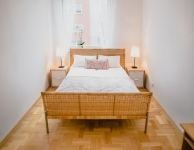 Lastadia Wohnung - helle Wohnung für maximal 4 Personen mit einem Schlafzimmer mit Doppelbett und Wohnzimmer mit Schlafcouch , Balkon, Mottlau und Blick auf den Garten. Voll ausgestattete Küche mit Kühlschrank, Backofen, Esstisch, Badezimmer mit Badewanne oder Dusche, Waschmaschine. Im Preis inbegriffen: Tiefgarage, Bettwäsche, Kabel-TV, kostenfreies WLAN, Karten und Führer, Rezeption 24h, Größe 54 m2. Adresse: Lastadia Straße 35. Der Check-in und die Bezahlung in der Hostel Empfang (15 min zu Fuß).