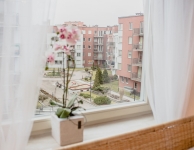 Lastadia  Apartment - jasne mieszkanie dla maksymalnie 4 osób z jedną sypialnią z podwójnym łóżkiem oraz salonem z rozkładaną sofą, balkonem i widokiem na ogród oraz rzekę Motławę. W pełni wyposażona kuchnia z lodówką, kuchenką i stołem. Łazienka z wanną lub prysznicem i pralką. Cena obejmuje: parking podziemny, pościel, ręczniki, telewizję kablową i Wi-Fi, mapy i przewodniki, recepcję 24h. Rozmiar 54 m2. Adres: ul. Lastadia 35. Zameldowanie i płatność w recepcji hostelu (15 min pieszo).