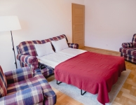 Lastadia Wohnung - helle Wohnung für maximal 4 Personen mit einem Schlafzimmer mit Doppelbett und Wohnzimmer mit Schlafcouch , Balkon, Mottlau und Blick auf den Garten. Voll ausgestattete Küche mit Kühlschrank, Backofen, Esstisch, Badezimmer mit Badewanne oder Dusche, Waschmaschine. Im Preis inbegriffen: Tiefgarage, Bettwäsche, Kabel-TV, kostenfreies WLAN, Karten und Führer, Rezeption 24h, Größe 54 m2. Adresse: Lastadia Straße 35. Der Check-in und die Bezahlung in der Hostel Empfang (15 min zu Fuß).