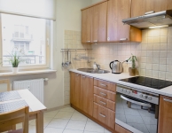 Lastadia Appartement - heldere flat voor maximaal 4 personen met een slaapkamer met tweepersoonsbed en een woonkamer met een slaapbank, balkon, Motlawa rivier en uitzicht op de tuin. Volledig ingerichte keuken met koelkast, oven, eettafel, badkamer met bad of douche, wasmachine. Prijzen zijn inclusief: ondergrondse parkeerplaats, beddengoed, kabel-tv, gratis WiFi, kaarten en gidsen, receptie 24 uur, Maat 54 m2. Adres: Lastadia Straat 35. Check-in en betalen in het hostel receptie.