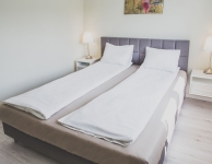 Midtown Comfort - private lichte kamer voor 2 personen met een dubbel kingsize bed, uitzicht op het park en de oude stad. Kamer bevindt zich in apart appartement boven het hostel. Badkamer en keuken wordt gedeeld met slechts één kamer. De prijs is inclusief: thee en koffie de hele verblijf, lakens, WiFi, 24-uurs receptie, kaarten en gidsen, handdoek 5pln. Maat 11 m2