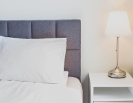 Midtown Comfort -  Privat helles Zimmer für 2 Personen mit Doppelkingsize -Bett, Blick auf Park und die Altstadt. Das Zimmer ist in einem separaten Wohnung über der Herberge entfernt. Bad und Küche werden nur an einem Raum. Im Preis enthalten: Tee und Kaffee den ganzen Aufenthalt, Bettwäsche, WiFi, Rezeption 24h, Karten und Führer, Handtuch 5PLN, Größe 11 m2