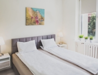 Midtown Comfort - private lichte kamer voor 2 personen met een dubbel kingsize bed, uitzicht op het park en de oude stad. Kamer bevindt zich in apart appartement boven het hostel. Badkamer en keuken wordt gedeeld met slechts één kamer. De prijs is inclusief: thee en koffie de hele verblijf, lakens, WiFi, 24-uurs receptie, kaarten en gidsen, handdoek 5pln. Maat 11 m2