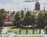 Midtown Comfort - private lichte kamer voor 2 personen met een dubbel kingsize bed, uitzicht op het park en de oude stad. Kamer bevindt zich in apart appartement boven het hostel. Badkamer en keuken wordt gedeeld met slechts één kamer. De prijs is inclusief: thee en koffie de hele verblijf, lakens, WiFi, 24-uurs receptie, kaarten en gidsen, handdoek 5pln. Maat 11 m2