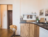 Old Town Apartment - Helle Wohnung 200 m vom Mottlau, für max 2 Personen mit zwei Einzelbetten , eine voll ausgestattete Küche mit Kühlschrank, Waschmaschine, Esstisch, Badezimmer mit Dusche, Größe 30 m2. 3. Etage - kein Lift. Im Preis inbegriffen: Bettwäsche, Handtücher, Kabel-TV, 24-Stunden-Rezeption, Karten und Reiseführer. Der Check-in und die Bezahlung an der Herberge Empfang (8 min zu Fuß).