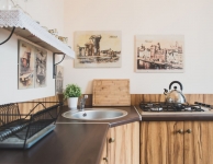 Old Town Apartment - Helle Wohnung 200 m vom Mottlau, für max 2 Personen mit zwei Einzelbetten , eine voll ausgestattete Küche mit Kühlschrank, Waschmaschine, Esstisch, Badezimmer mit Dusche, Größe 30 m2. 3. Etage - kein Lift. Im Preis inbegriffen: Bettwäsche, Handtücher, Kabel-TV, 24-Stunden-Rezeption, Karten und Reiseführer. Der Check-in und die Bezahlung an der Herberge Empfang (8 min zu Fuß).