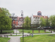 Old Town Apartment - Licht appartement ligt op 200 meter van de rivier de Motlawa, voor maximaal 2 personen met twee eenpersoonsbedden, een volledig uitgeruste keuken met koelkast, wasmachine, eettafel, badkamer met douche, Grootte 30 m2. 3e verdieping - geen lift. Prijzen zijn inclusief: lakens, handdoeken, kabel-tv, 24h receptie, kaarten en gidsen. Check-in en betaling bij hostel receptie (8 min lopen).