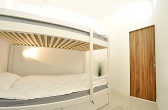 (Polski) Prywatny ekonomiczny pokój dla 2 osób z łóżkiem piętrowym oraz klimatyzacją. Pokój bez okna, światło dzienne wpada przez świetlik. Rozmiar 7 m2. Łazienka wpólna