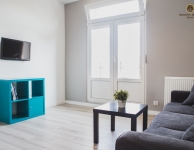 Sunny Apartment -  Helle Wohnung 200 m vom Mottlau, 2 Minuten zu Fuß von der Altstadt, für max 2 Personen mit einem Schlafzimmer mit King-Size-Schlafsofa , eine voll ausgestattete Küche mit Kühlschrank, Backofen, Esstisch, Geschirrspüler, Waschmaschine, Badezimmer mit Dusche befindet. Größe 26 m2. 2. Stock - kein Aufzug. Im Preis inbegriffen: Bettwäsche, Handtücher, Wi-Fi, Kabel-TV, 24-Stunden-Rezeption, Karten und Reiseführer. Der Check-in und die Bezahlung an Jugi-Rezeption (10 min zu Fuß).