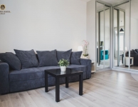 Sunny Apartment -  Helle Wohnung 200 m vom Mottlau, 2 Minuten zu Fuß von der Altstadt, für max 2 Personen mit einem Schlafzimmer mit King-Size-Schlafsofa , eine voll ausgestattete Küche mit Kühlschrank, Backofen, Esstisch, Geschirrspüler, Waschmaschine, Badezimmer mit Dusche befindet. Größe 26 m2. 2. Stock - kein Aufzug. Im Preis inbegriffen: Bettwäsche, Handtücher, Wi-Fi, Kabel-TV, 24-Stunden-Rezeption, Karten und Reiseführer. Der Check-in und die Bezahlung an Jugi-Rezeption (10 min zu Fuß).