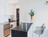 Sunny Apartment - Licht appartement ligt op 200 meter van de rivier de Motlawa, op 2 minuten lopen van de oude stad, voor maximaal 2 personen met een slaapkamer met een kingsize slaapbank, een volledig ingerichte keuken met koelkast, oven, het eten van tafel, vaatwasser, wasmachine, badkamer met douche. Size 26 m2. 2de verdieping - geen lift. Prijzen zijn inclusief: lakens, handdoeken, wifi, kabel-tv, 24h receptie, kaarten en gidsen. Check-in en betaling bij hostel receptie (10 min lopen).