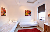 (Polski) Prywatny jasny pokój dla 2 osób z podwójnym i pojedynczym łóżkiem, telewizją kablową i umywalką. Rozmiar 10 m2, Łazienka wpólna